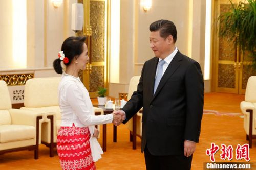 6月11日,中共中央总书记、国家主席习近平在北京人民大会堂会见由主席昂山素季率领的缅甸全国民主联盟代表团。中新社发 盛佳鹏 摄